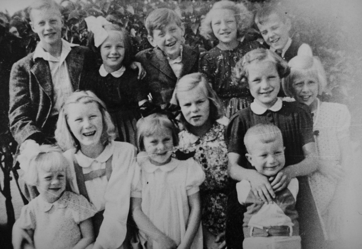 Gruppe barn, Ole Bullsgate-Hornsgate, Hamar. Området ble kalt "Dakota" 1 r. f.v.  Else Engen, Valborg Pedersen, Randi Olsen, Else Martinsen, Grethe Winquist, Knut Sund, Berit Løberg. 2. rekke f.v. Gunnar Engen, Reidun Winquist, Willy Andersen, Karin Steen, Per Einang Pedersen.