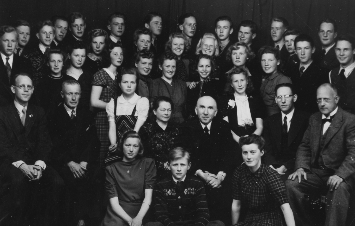 Hamar Katedralskole, 3. Middelskoleklasse 1941. . rekke f.v. Åslaug Litlebø, Lars Løge, Anna Løkke. Lærerstaben er f.v. Sofus Lystad, major Alexander Lyche, Pauline Lyche, , Johan Vilhelm Cato Grieg, Johan Hegdahl, Nils Christensen, . Jentene bak lektorene er f.v.  Elsa Røssum, Aslaug Kohmann. Neste rekke f.v. Nancy Y. Pedersen, Helene Brandbu, Karen Kveum, Dagrun Vågsbø, Signe Hagen, Liv Syversen, Gro Dæhli, Marit Møistad. neste jenterekke f.v. Ruth Johnsen, Vera Skraastad, Nora Lund, Elsse Bakke. Gutterekke f.v.  Christian Mikkelsen, Oddvin Levernes, ukjent, Gunnar Sombroen, Egil O. Larsen, Hans Martin Ørbech, Halvard Ofigsbø, Christian Vold, Gerhard Larsen, Per Hjort Sørensen, Rolf Martinsen, Thorbjørn Kjernlie, Vegard Dørum, Odd Imislund, Per Armann Troller.