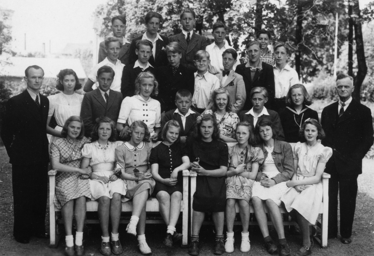 Hamar Folkeskole, Midtbyen, klasse 7A, 1944. 1. rekke f.v. Gerd Haraldstad, Gerd Sunniva (Lillemor) Storbekken, Anne Grethe Guthus, Else Marie Hansen, Ruth Dyresen, Bjørg Nybakken, Klara Mauseth, Solveig Thoresen. 2.rekke f.v. Lærer Kristoffer Kleppe, Aud Østby, Johs. Dobloug, Else Marie Olsen, Rolf "Rulle" Olsen, Ruth Nilsen, Sverre Dølen, Ruth Bækkedal, lærer Per Berg. 3.rekke f.v. Henrik Lund, Ragnar Borgen, Hans Thoresen, Knut Haugen, Tor Imislund, Erling Hansen, Hilding Olsen. 4.rekke f.v. Oddvar Haugli, Erik Gunerius Evensen, Arne Henry Haakonsen, John Johansen