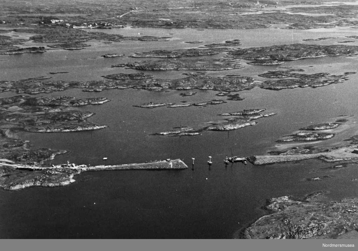 Brubygging, flyfoto serie, Dampleia på Smøla? Bildet er fra avisa Tidens Krav sitt arkiv i tidsrommet 1970-1994. Nå i Nordmøre museums fotosamling.