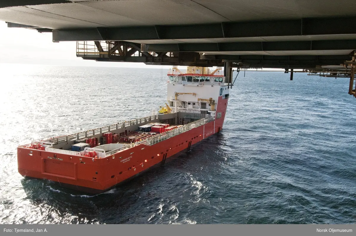 Forsyningfartøyet Normand Arctic ligger ved Statfjord A.