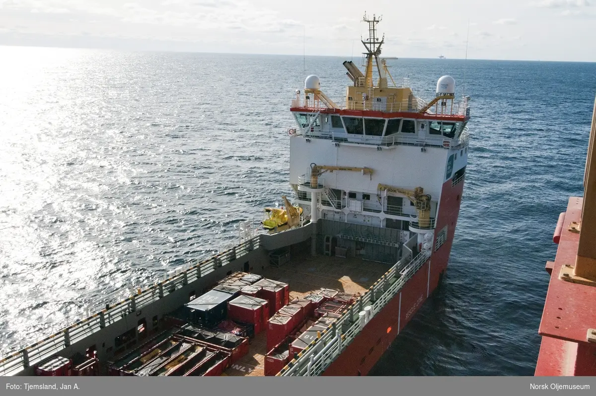 Forsyningsfartøyet Normand Arctic ligger ved Statfjord A og er klar for lasting og lossing.