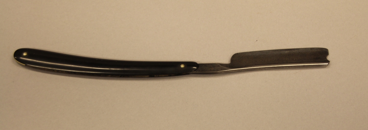 Barberkniv til å falde saman. Plastskaft. Ligg i eit etui av papp. "Damaskus" på bladet.