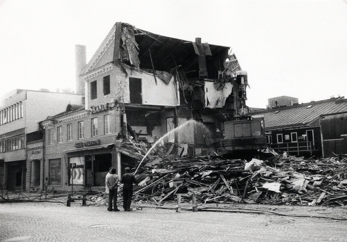 Rivning av Skandinaviska banken. 1973, Kungsgatan i Växjö.