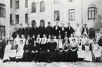 Personal vid Växjö Stadshotell. 1918. Fotograferade på hotellets innergård.