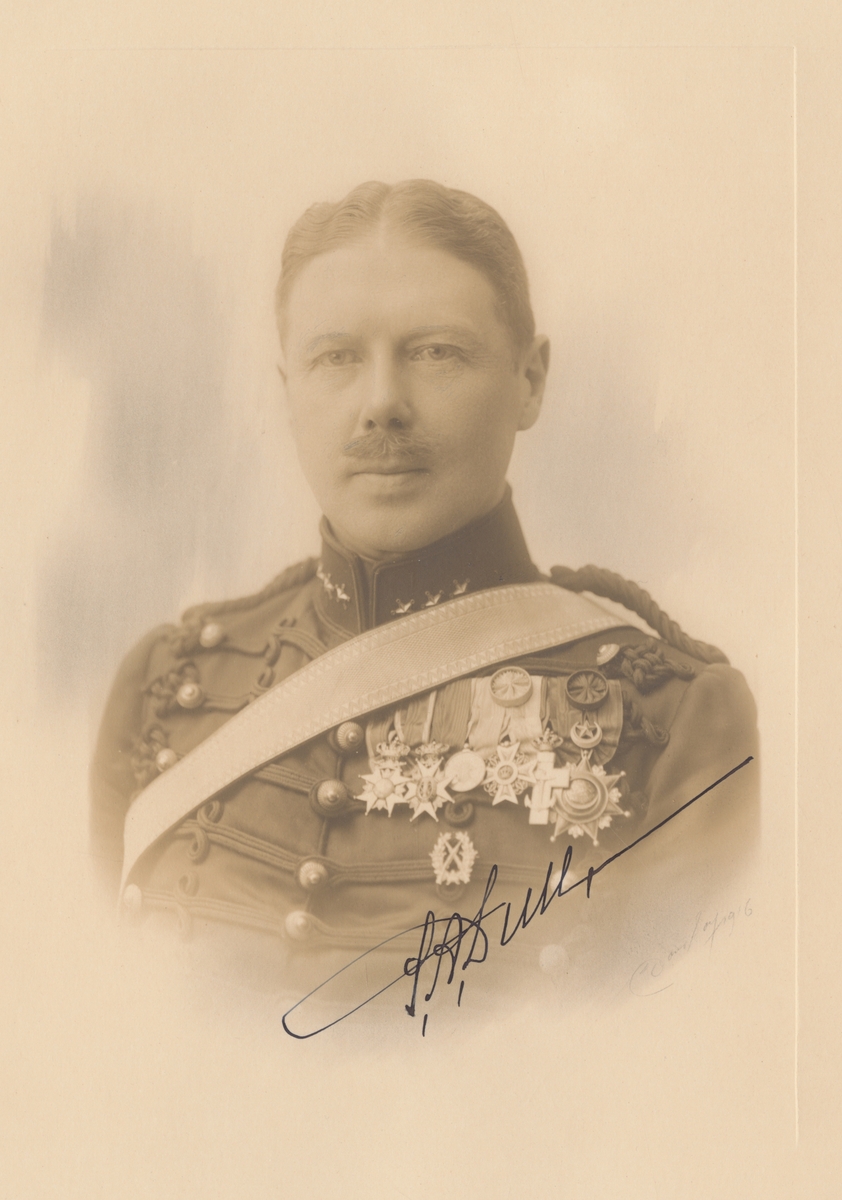 Porträtt av Samuel August Duse, kapten vid Norrlands artilleriregemente A 4.

Se även bild AMA.00001015 och AMA.0009746.