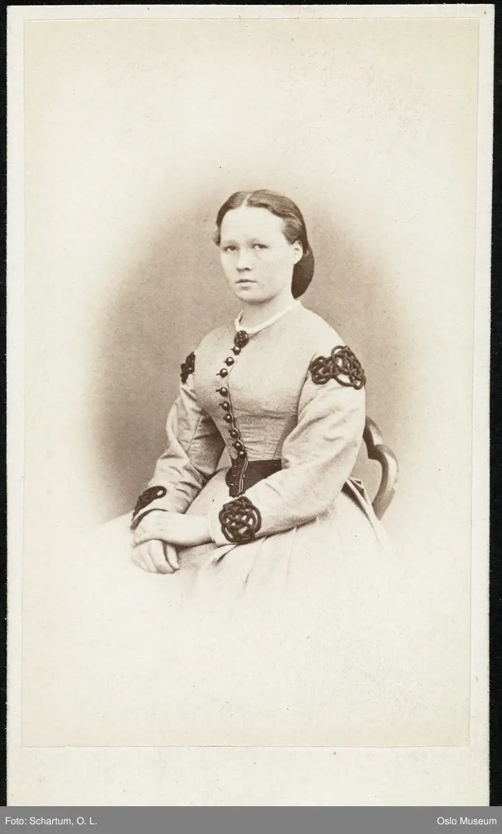 portrett, kvinne, vignettert sittende halvfigur