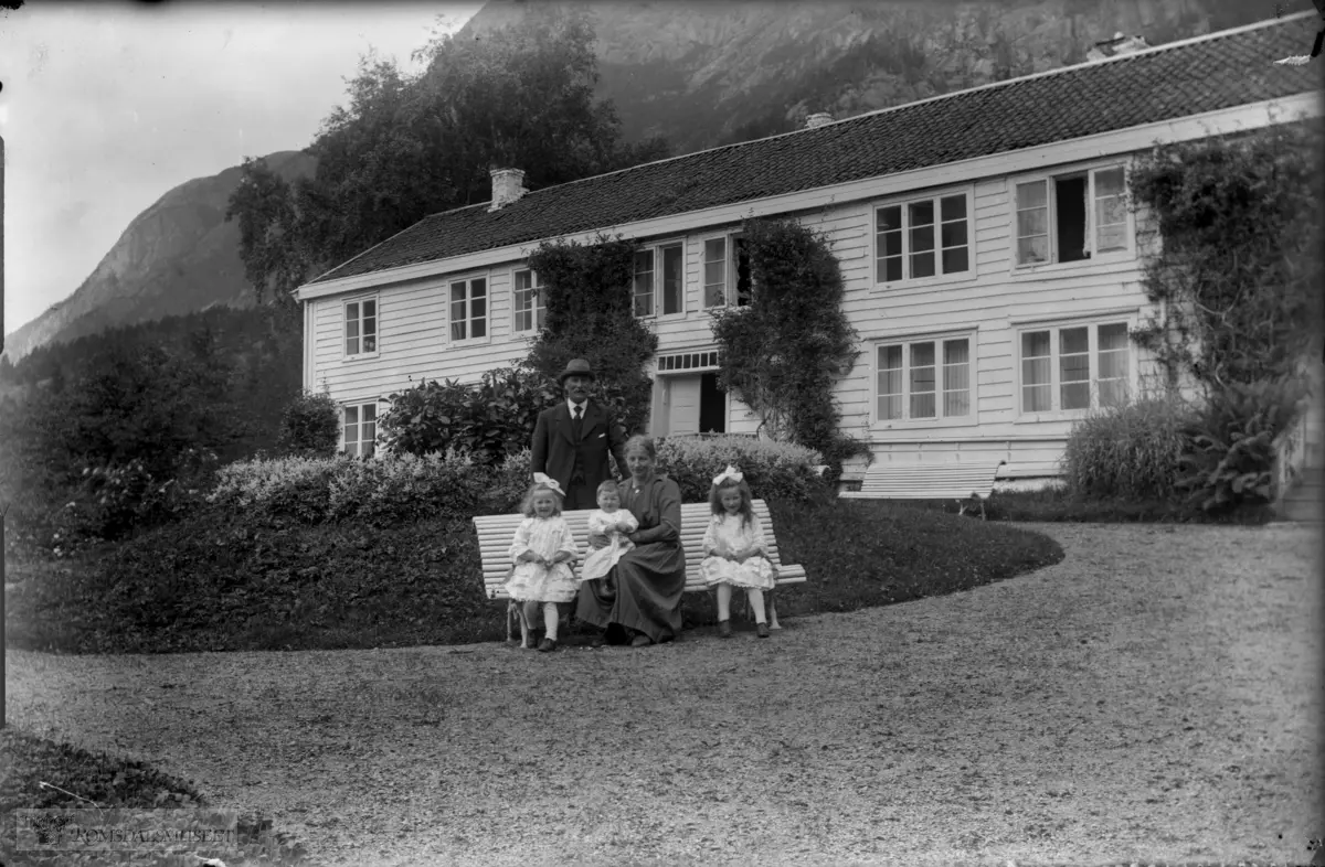 114. Familien Gimnes på Aak 19.08.1923.