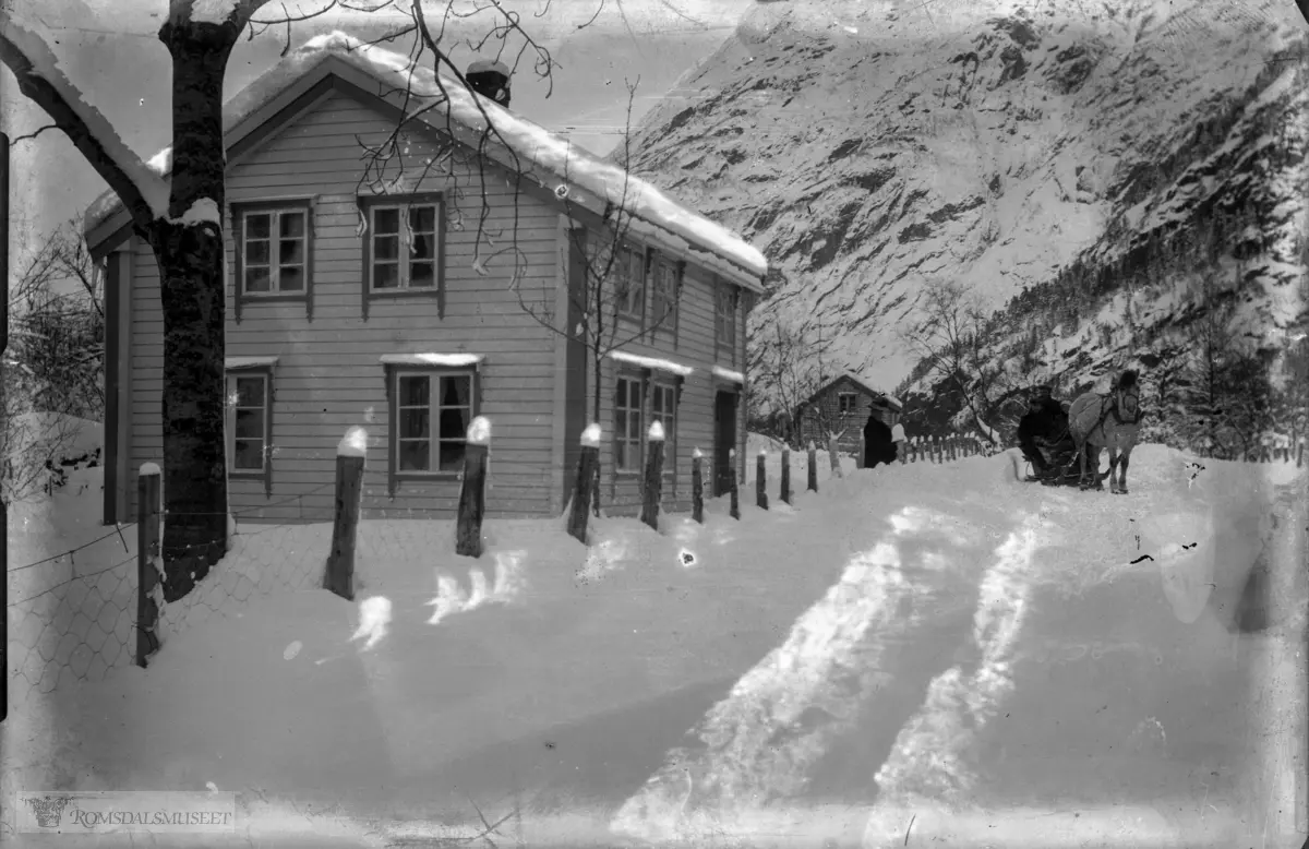 35. Skogly (Kvamhuset) på Romsdalshorn. 26.11.1915. Tonbergstuen.