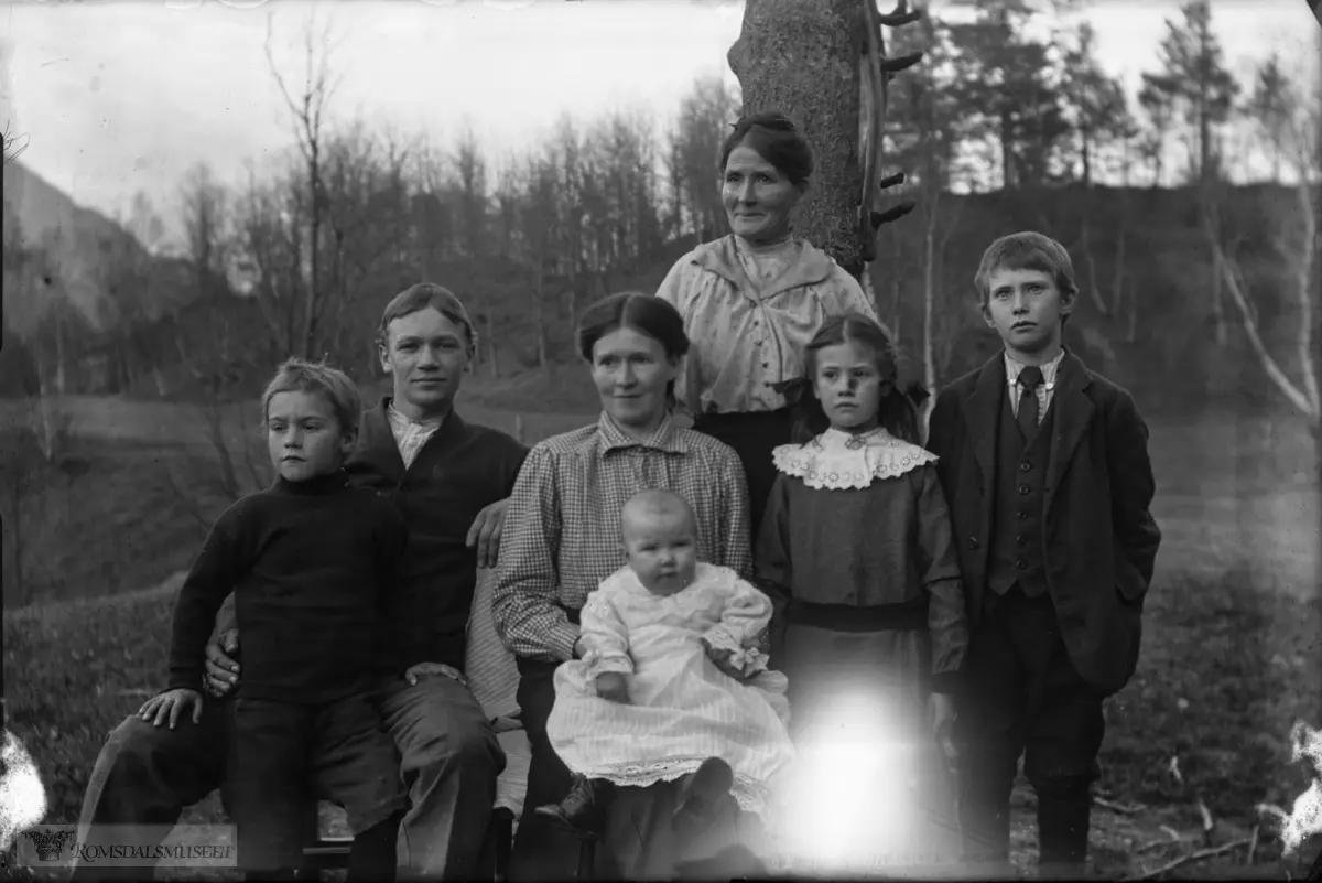 61b. Familien i Øvre Aakeshagen 11.11.1916.