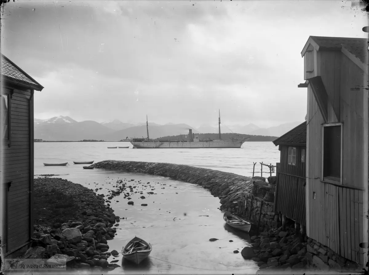 Turistskipet "Ceylon" på Moldefjorden.."SS Ceylon på Molde havn for siste gang 1907".