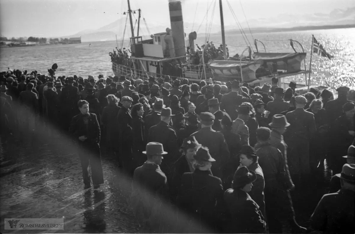 "Erik-Jarl".Storkaia trolig fra aprildagene 1940. .Muligens bilde viser mobilisering av norske soldater på veg til Setnesmoen.