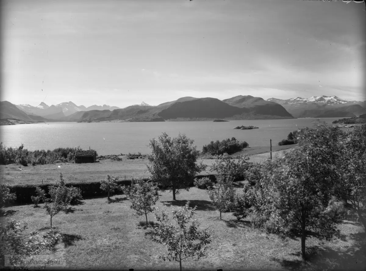 Frå Sølsnes mot Rødvenfjorden, Rødven, Oksen. Sølsnesholmane og Veøya i høgre bildekant. (Bilde tatt fra hagen til Jonas Lied)