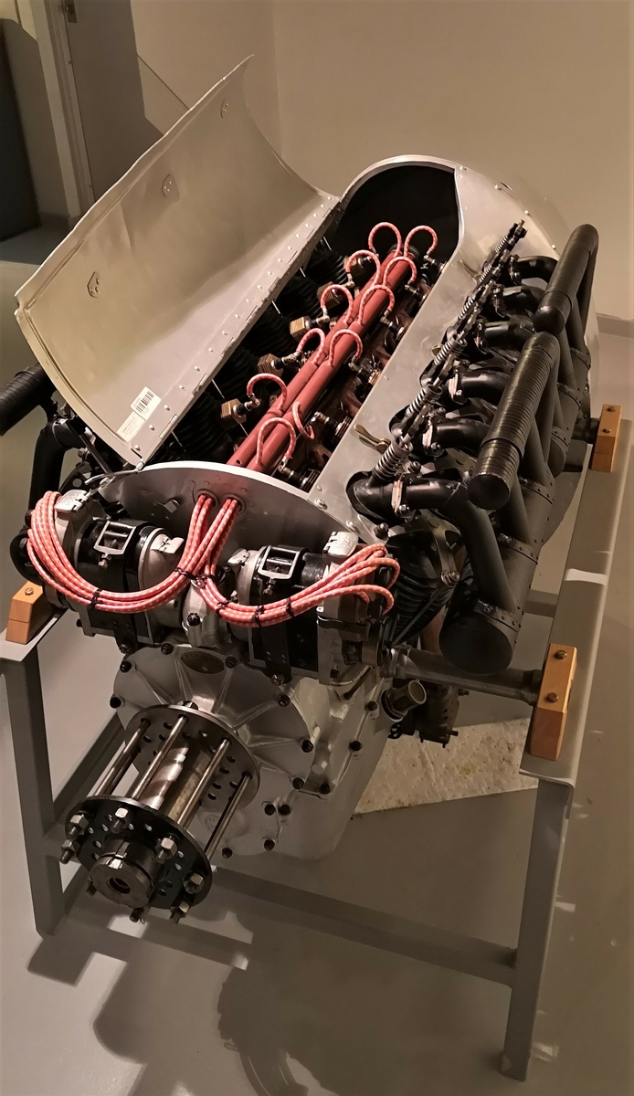 Motoren er en luftavkjølt V-motor med 12 sylindre. Sylindervolum på 13,5 liter, og yter 130 Hk ved 1800 omdreininger. Ble brukt i Farman.