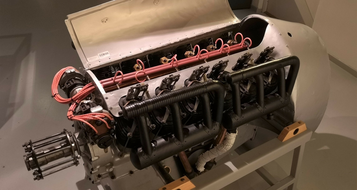 Motoren er en luftavkjølt V-motor med 12 sylindre. Sylindervolum på 13,5 liter, og yter 130 Hk ved 1800 omdreininger. Ble brukt i Farman.