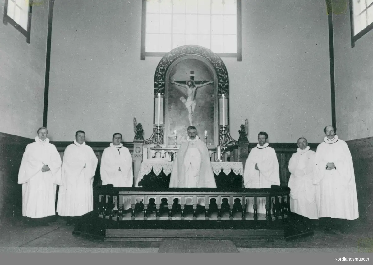 Leiranger kirke. Innvielse 6.12.1911. 
Res.kap. Kr. Skjeseth, Ankenes. Sokneprest Bydal, Steigen. G.J.F. Dietrichson ( biskop i Tromsø  1910-1918). Prost J.J. Andersen, Ofoten. Sokneprest Vik, Tysfjord. Sokneprest Nikolaisen, Hamarøy. Sokneprest G.O. Kløvstad, Lødingen.