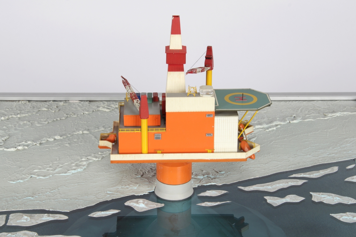 Modell av en Condeep monotower boreplattform i arktisk miljø. Modellen er en konseptmodell.