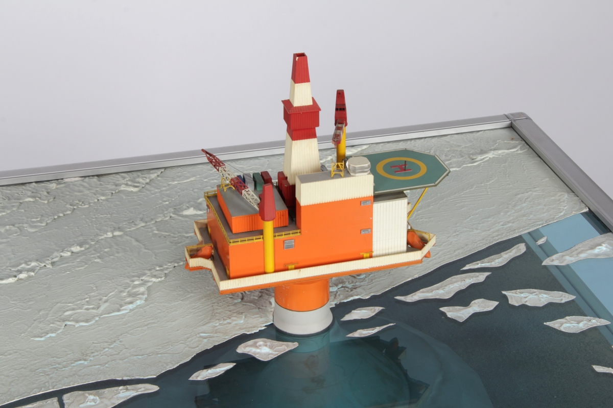 Modell av en Condeep monotower boreplattform i arktisk miljø. Modellen er en konseptmodell.