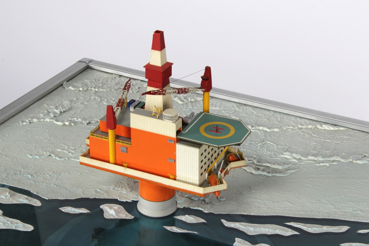 Modell av en Condeep monotower boreplattform i arktisk miljø. Modellen er en konseptmodell.