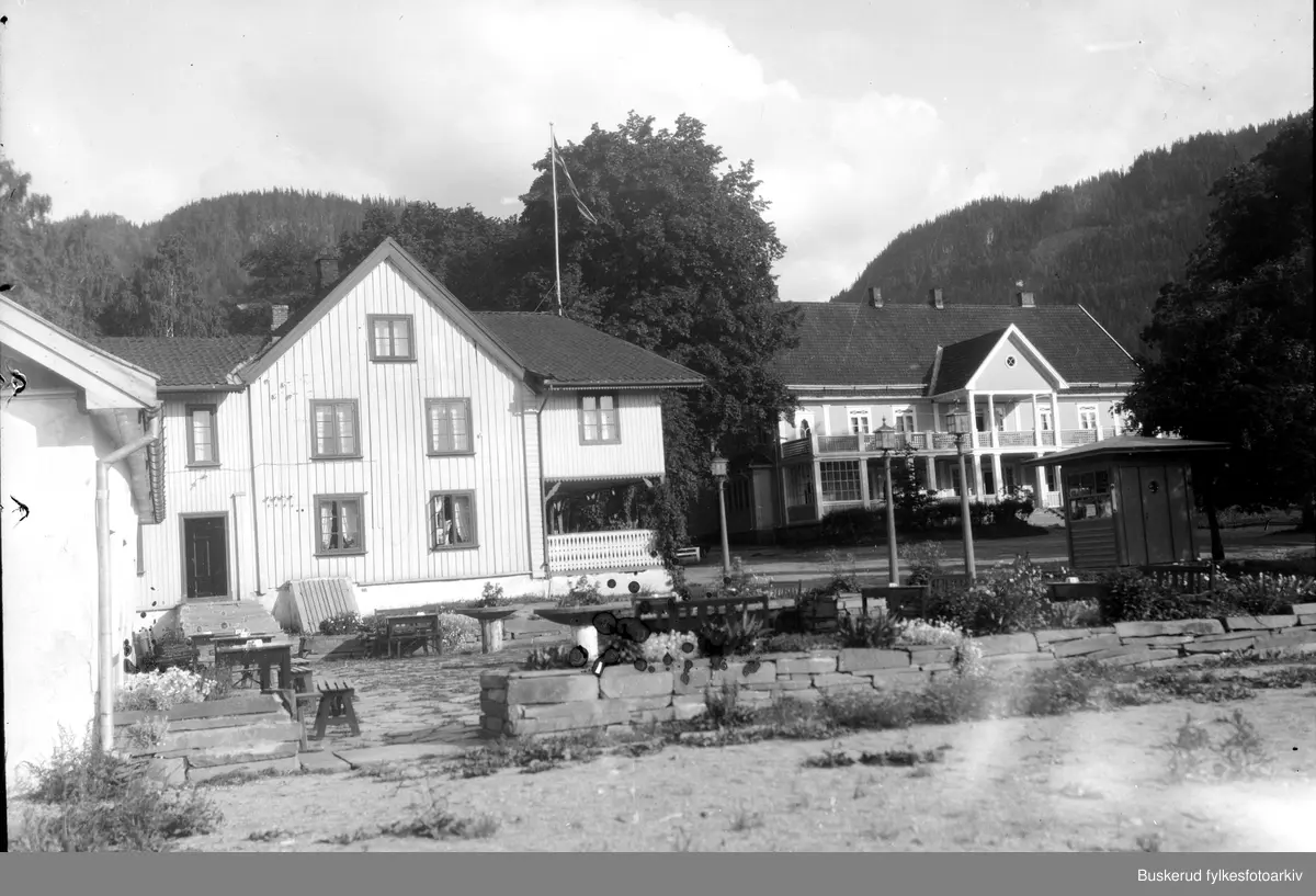 Sundvolden hotel. Hotellet har historie tilbake til 1648, da det nevnes som gjestgiveri med skjenkerett for brennevin. Hotellet utgjør 22 000 m² og har 257 rom per 2013.
Sundvolden som fergested og trafikknutepunkt for Kroksundet mellom Tyrifjorden og Steinsfjorden kan ha gitt herberge til reisende også før 1648. Da den bergenske kongevei ble åpnet gjennom Krokskogen fra Lommedalen til Sundvollen i oktober 1805, ble den også brukt som turistrute. Sundvolden Hotel fikk dermed en økning i gjestedøgn.