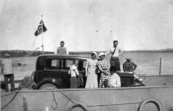 Utnes ferge 1937. Sjåfør Aron Wartiainen.