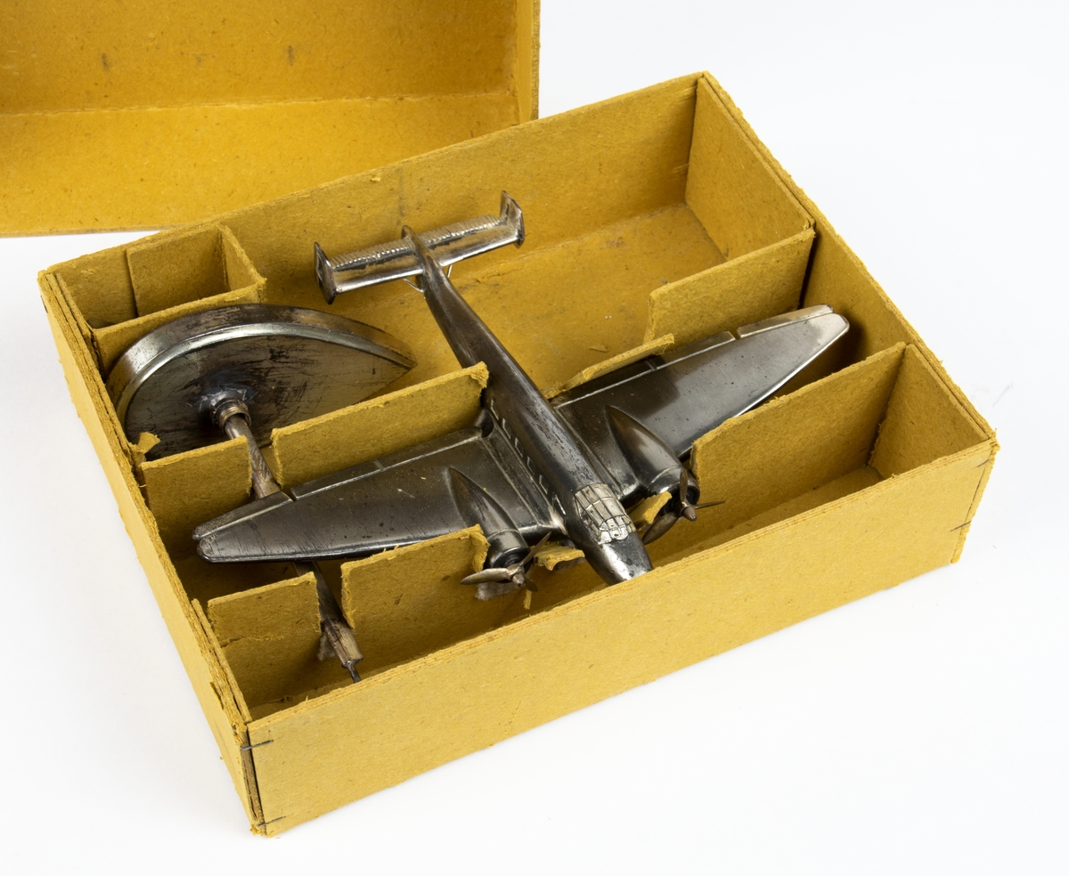 Metallmodell av Junkers Ju 86Z, den civila versionen av Ju 86. Förvaras i originalförpackning.