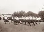 Elever vid småskoleseminariet (Ringsberg) i Växjö har gymnastik för gymnastikdirektör Nils Danckwardt.
1910-tal.