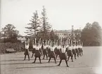 Elever vid småskoleseminariet (Ringsberg) i Växjö har gymnastik för gymnastikdirektör Nils Danckwardt. 1910-tal.