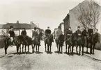 Ryttare på Västergatan i Växjö, ca. 1900. Till höger ser man bla a en del av kvarteret Lugnet.