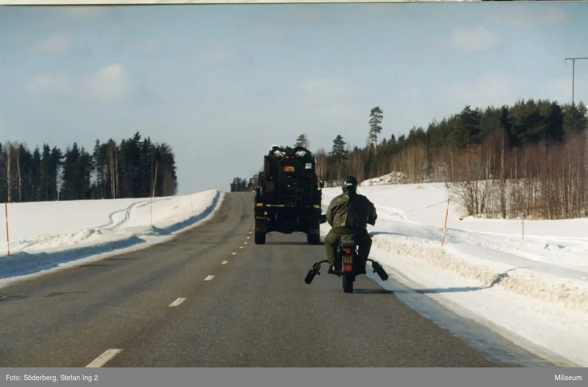 Motorcykel 258 med skidor och Scania Terrängbil 30 med personalhytt, framför.