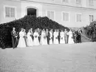 Bröllop vid Sonstorp 1905 mellan fröken Anna Mörner och greve Philip Bonde till Trolleholms slott i Skåne. Här poserar de framför godsets huvudbyggnad tillsammans med tärnor och marskalkar för officiell fotografering av norrköpingsfotografen Karl Ludvig Lindelöw. Men vår fotograf var generalmajoren tillika amatörfotografen Lars Fredrik Lovén som stod lite vid sidan och passade på att föreviga sin befälskollegas dotter på hennes stora dag.