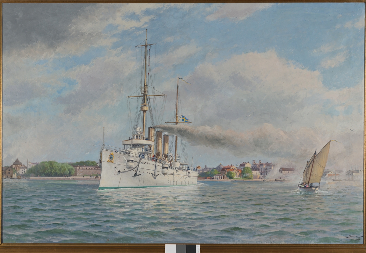 Oljemålning föreställande pansarkryssaren Fylgia på Karlskrona redd år 1922.
Målningen utförd av J: Hägg.
Signerad J. Hägg.
Ramen av trä och gips, guldförgylld.