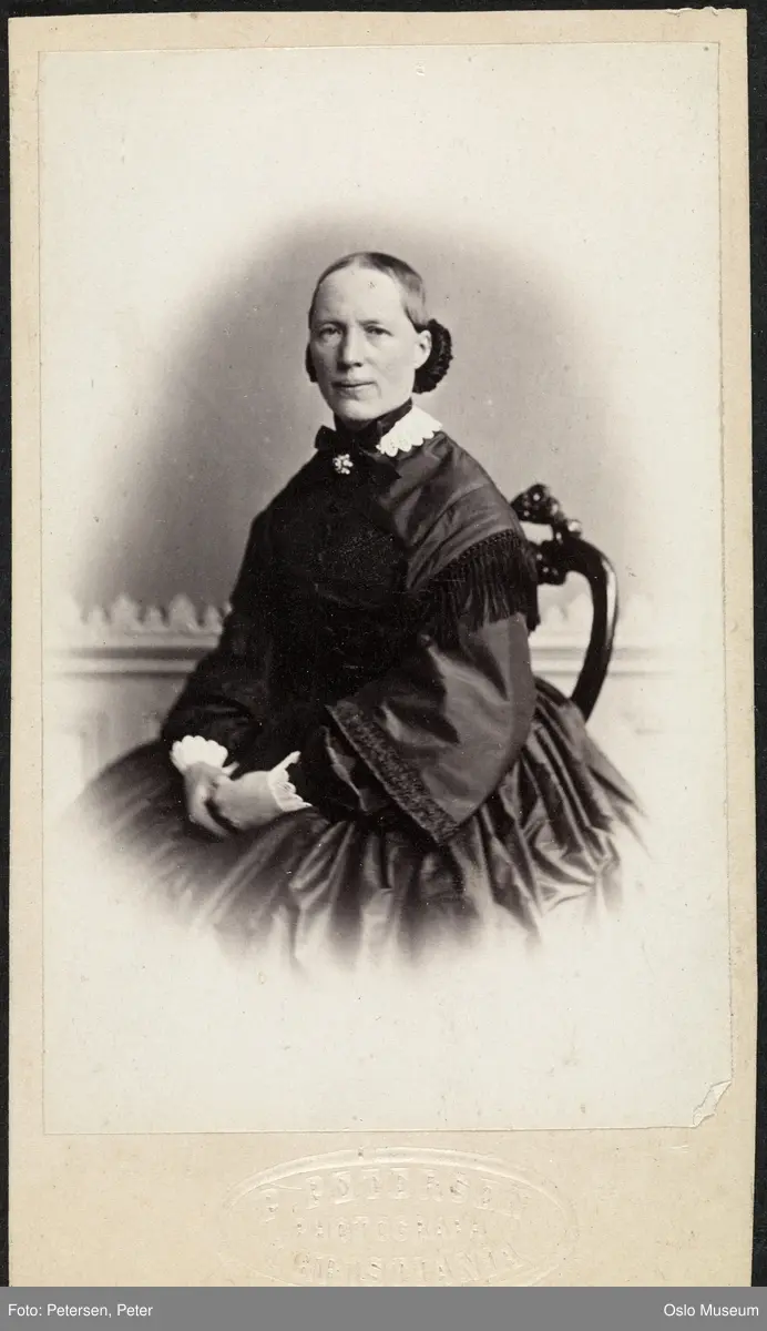 portrett, kvinne, vignettert sittende knefigur