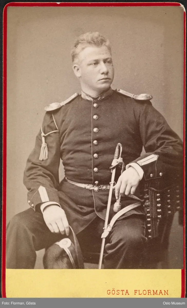 portrett, mann, sittende knefigur