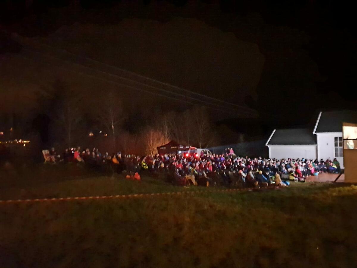 Svært mange folk på utekino i kveldsmørke