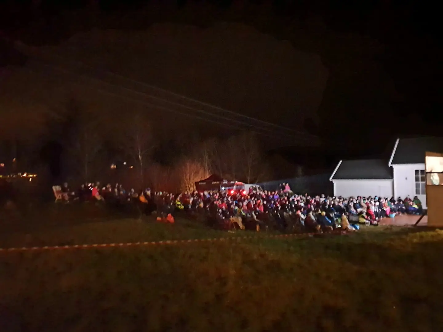 Svært mange folk på utekino i kveldsmørke