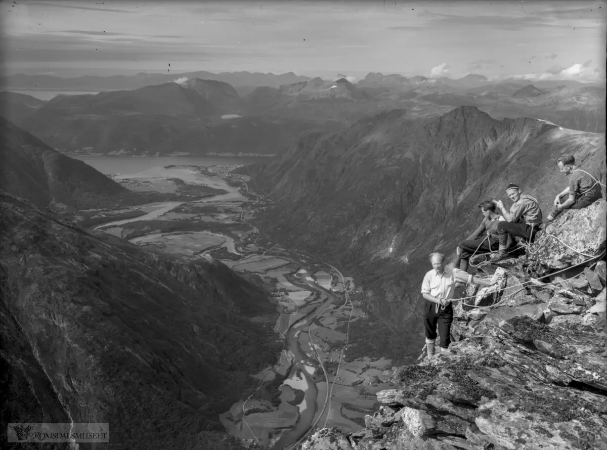 "Romsdalen fra Romsdalshorn"..(samme tur som R.Fot.86333)