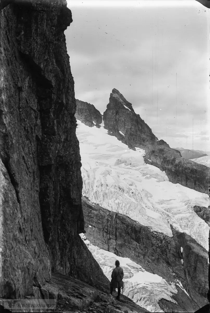 "Mot Vengetind 1927".Frå ryggen på Kvanndalstinden mot Store Venjestinden.