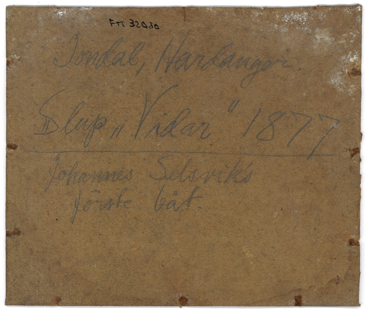 Bildet viser et båtbyggeri i Jondal/Hardanger. Båten som blir bygget er sluppen "Vidar" som stod ferdig i 1877.