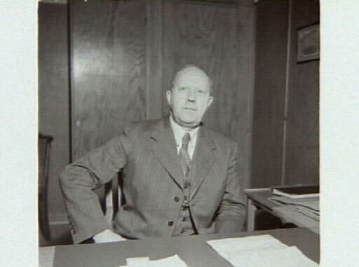 Förste stationsskrivare Gustav Dahl på järnvägsstationen i Varberg. Artikel i samband med bilden publicerad i Varbergs Tidning 1957-01-18.