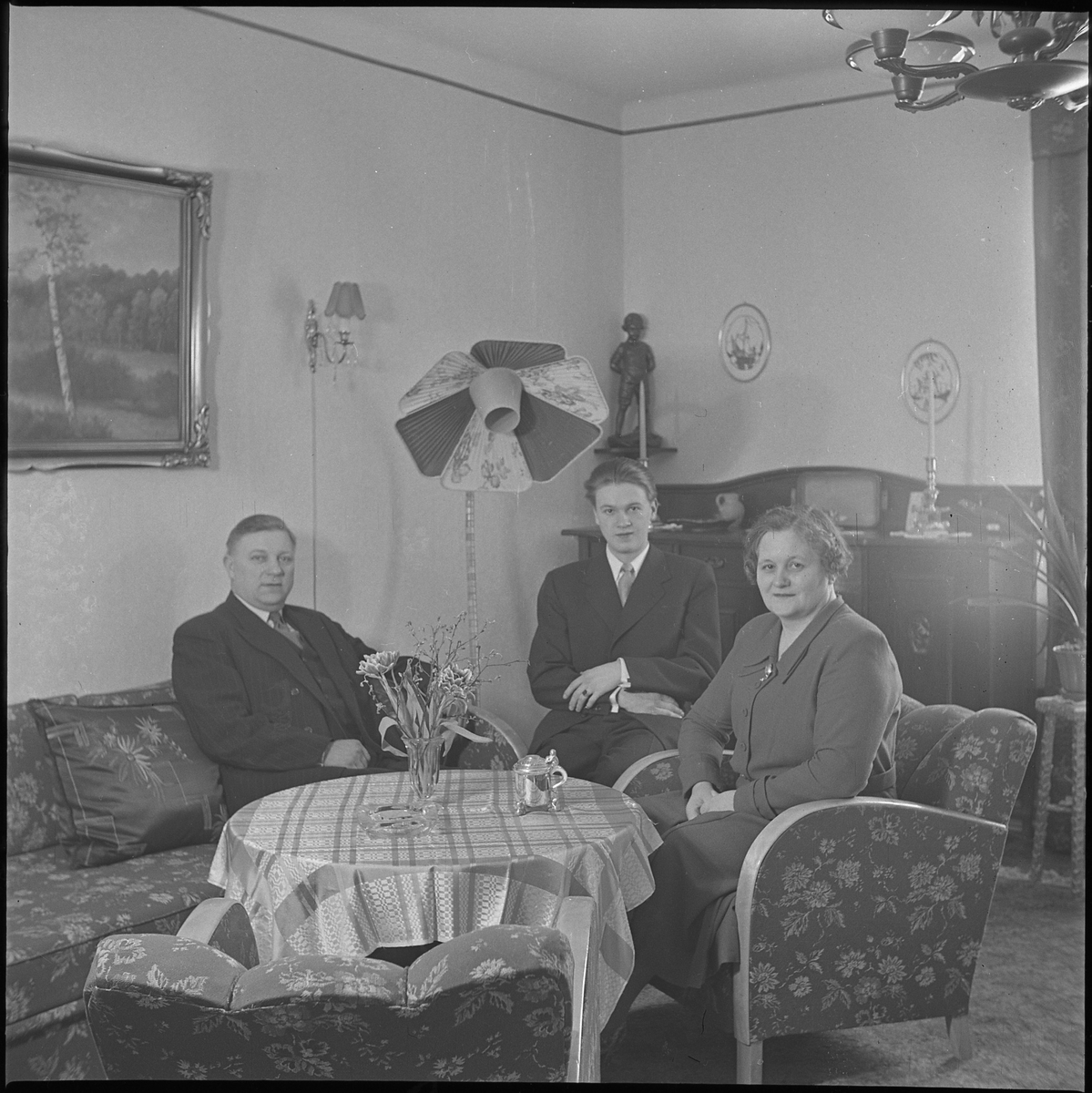 Familjen Pettersson 19 mars 1950. Fotot troligen taget i hemmet på Hemvägen 34.