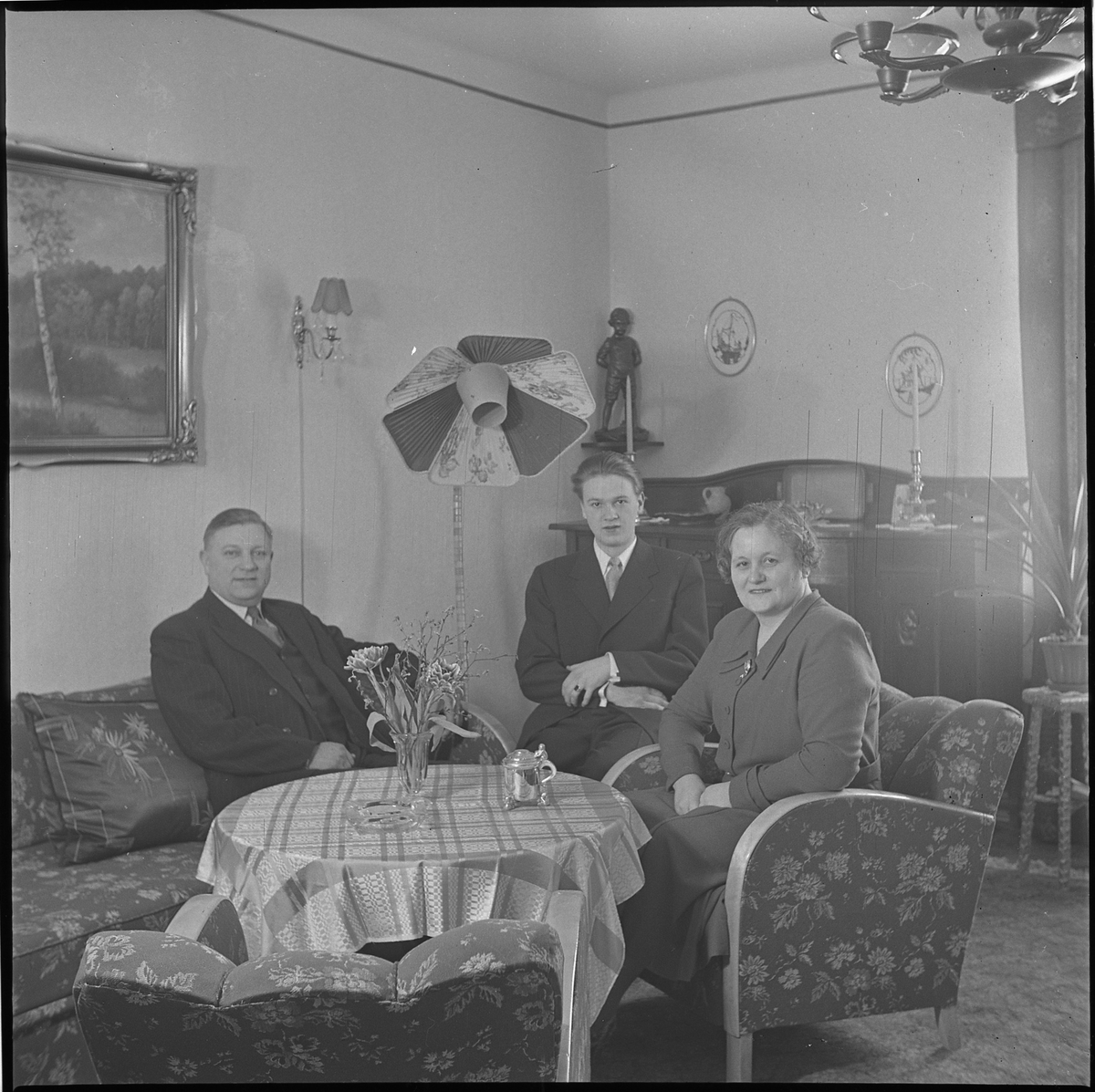 Familjen Pettersson 19 mars 1950. Fotot troligen taget i hemmet på Hemvägen 34.