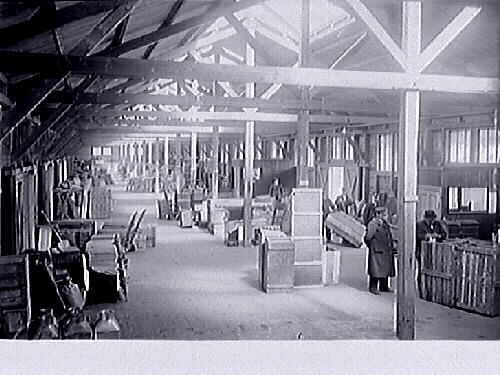 Interiörbild från det långsträckta godsmagasinet vid Varbergs järnvägstation. Magasinet uppfördes 1919.