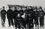 IFK Växjös bandylag på gamla idrottsplatsen vid Oxtorget, ca. 1935. I bakgrunden skymtar bl a dåv. Dövstumskolan.