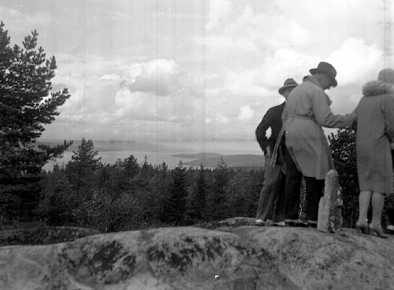 Fotografens ant:Selma Lagerlöf. Utsikt över Fryken från Nilsbyhöjden
Selma Lagerlöf föddes den 20 november 1858 på gården Mårbacka i Östra Ämtervik i Värmland. Hon utbildade sig till lärare.
   År 1891 debuterade Lagerlöf med romanen Gösta Berlings saga och hon blev snabbt berömd i Sverige och Norden och så småningom i hela världen. Utvandrareposet Jerusalem (1-2) som var Lagerlöfs tredje roman blev en stor succé när det gavs ut 1901-02 och Nils Holgerssons underbara resa genom Sverige (1-2) hade ännu större framgång.  År 1904 fick Lagerlöf emotta Svenska Akademiens stora guldmedalj och 1907 blev hon hedersdoktor vid Uppsala universitet. Två år senare, 1909, blev hon den första kvinnan och den första svenska författaren att få Nobelpriset i litteratur. År 1914 valdes hon själv in som en av de aderton i Svenska Akademien, också där blev hon den första kvinnan.
   Pengarna från sina framgångar använde Lagerlöf bland annat till att köpa tillbaks sitt barndomshem Mårbacka som varit i släktens ägo i många generationer men som gått i konkurs och måst säljas efter Lagerlöfs faders död. Hon byggde om den gamla värmlandsgården till herrgård och drev jordbruket i full skala. Gården gick långt ifrån alltid med vinst, men det gjorde däremot Lagerlöfs böcker och hennes skrivande höll gården flytande. 
   Tidigt på morgonen den 16 mars 1940 dog Selma Lagerlöf i sitt hem på Mårbacka efter att ha varit sjuk och sängliggande i en vecka. Hon ligger idag begravd på Östra Ämterviks kyrkogård. 
Källa:www.lansbiblioteket.se/forfattare/lagerlof_selma 
Det nuvarande Mårbacka, i karolinsk herrgårdsstil,
lät Selma Lagerlöf bygga 1921-23 efter ritningar
av den kände arkitekten Isac Gustaf Clason.
Källa:www.marbacka.s.se