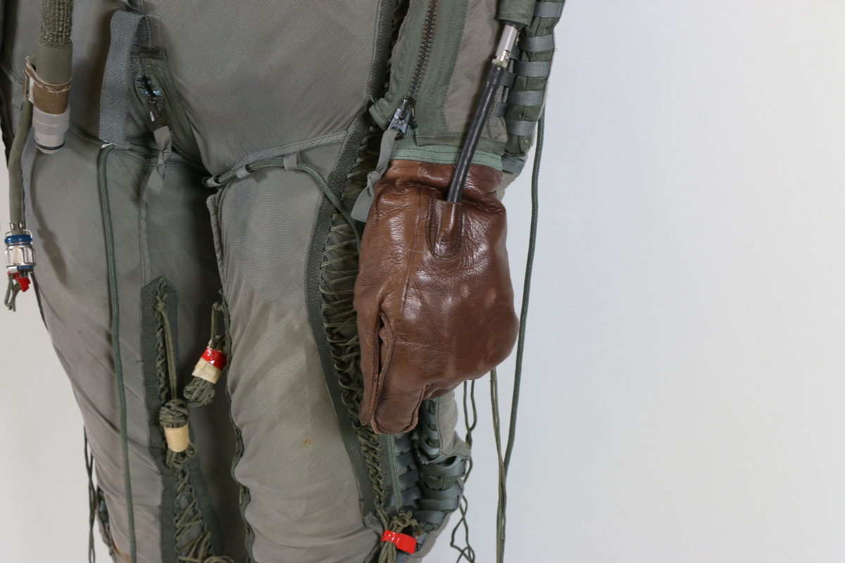 Flightsuit montert på modelldukke.