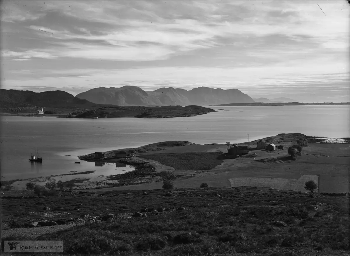 Tornesneset Gnr. 13 Bnr.10..Bildet er tatt fra Brenslehaugen og sørvest retning Vågøy kirke, Oterøy, Gossen.