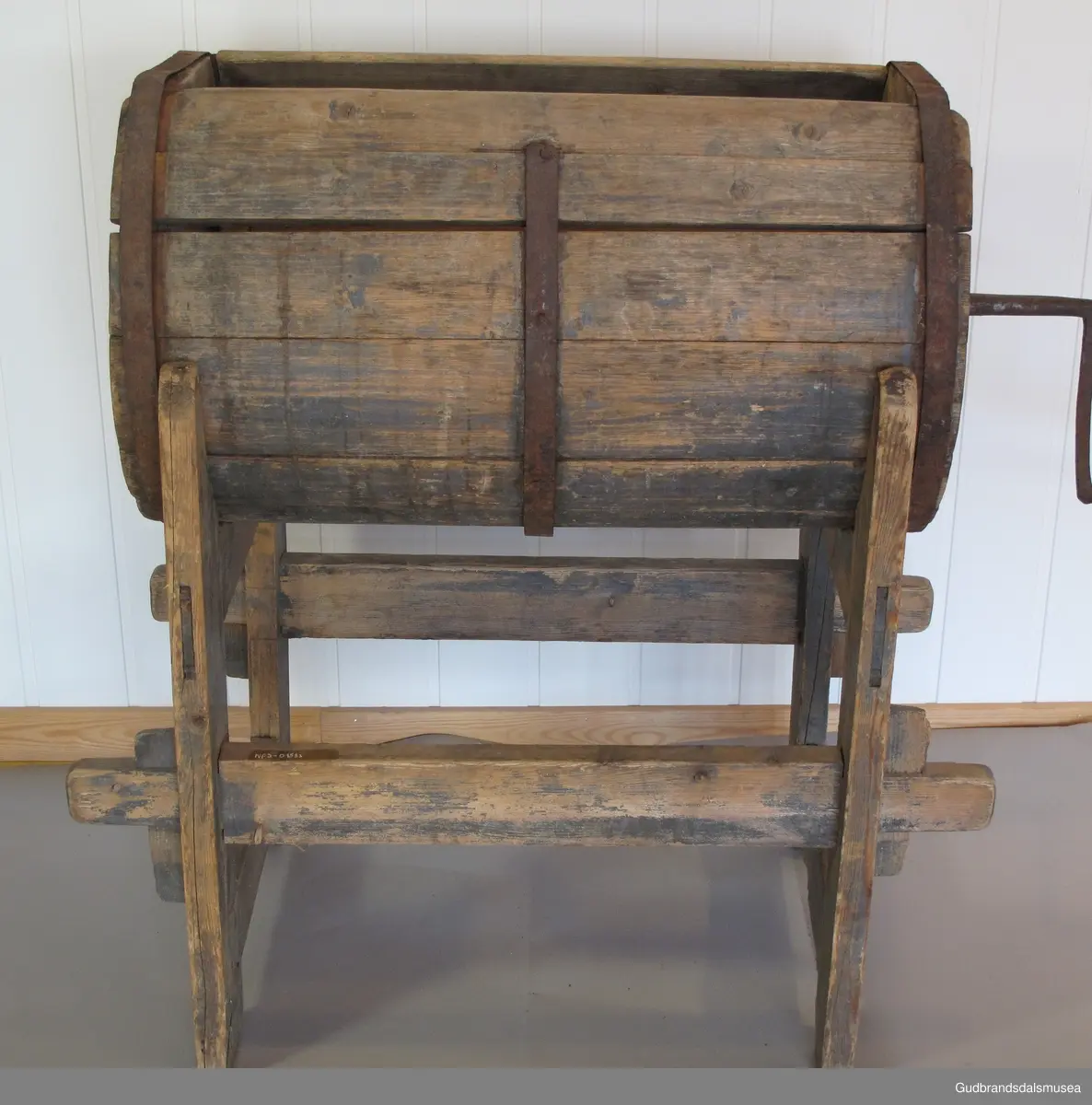 Vindekinne av tre med fast, tønneformet beholder og roterende kall. Sveiv i jern med trehåndtak. Beholderen er lagget med 14 staver og har tre gjorder av jern festet med spiker; spunshull i enden. Den hviler på et stativ av tre, som er tappet med 4 tverrgående sprosser og 2 langsgående.