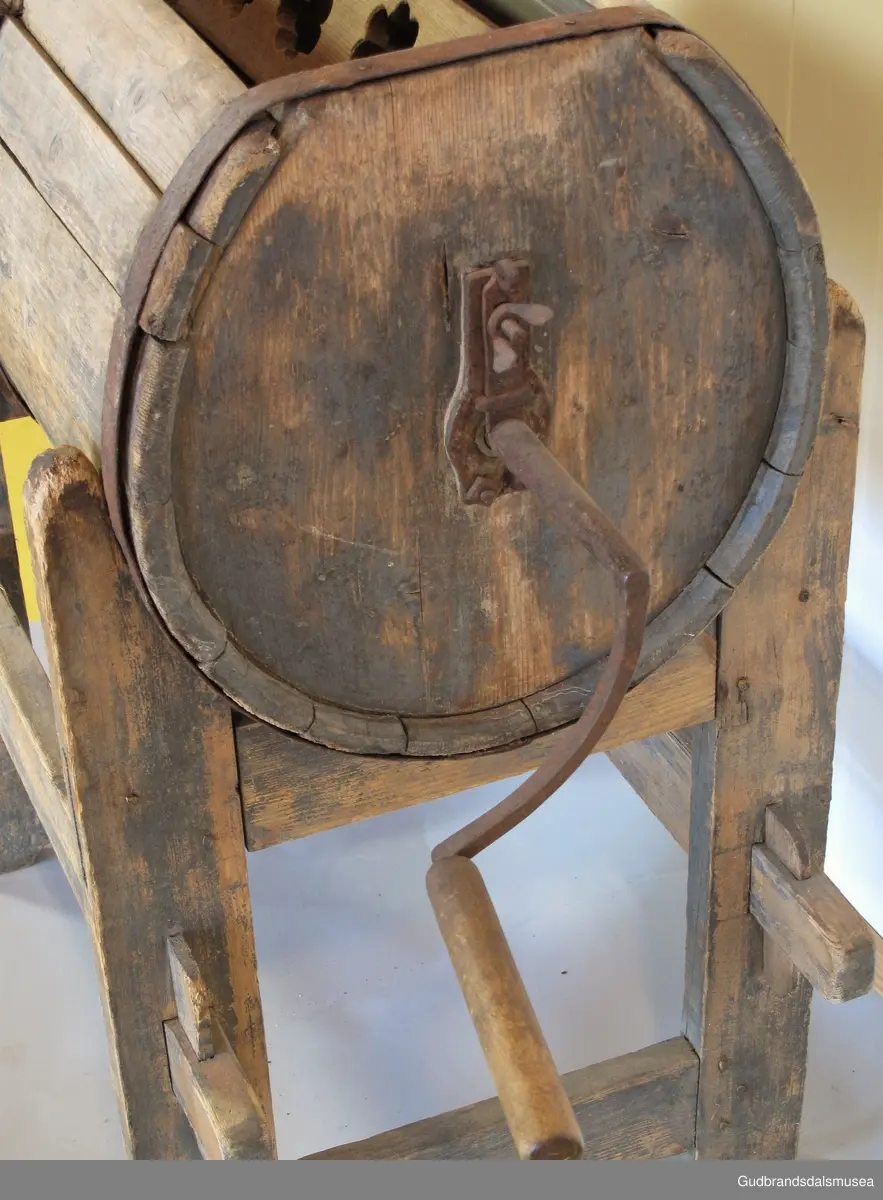 Vindekinne av tre med fast, tønneformet beholder og roterende kall. Sveiv i jern med trehåndtak. Beholderen er lagget med 14 staver og har tre gjorder av jern festet med spiker; spunshull i enden. Den hviler på et stativ av tre, som er tappet med 4 tverrgående sprosser og 2 langsgående.