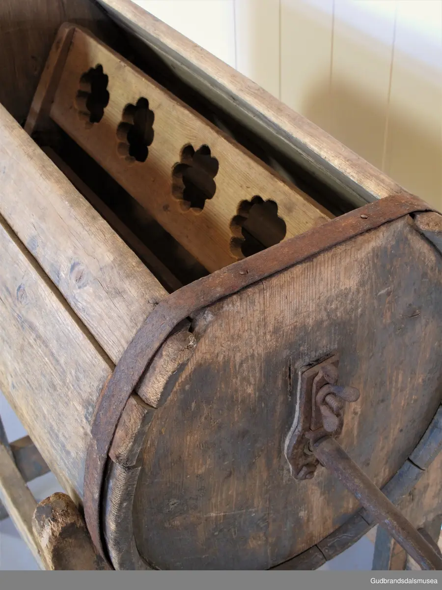 Vindekinne av tre med fast, tønneformet beholder og roterende kall. Sveiv i jern med trehåndtak. Beholderen er lagget med 14 staver og har tre gjorder av jern festet med spiker; spunshull i enden. Den hviler på et stativ av tre, som er tappet med 4 tverrgående sprosser og 2 langsgående.